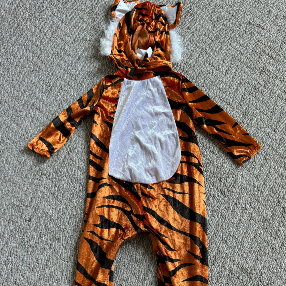 Tiger costume 6-12m. Great preowned condition